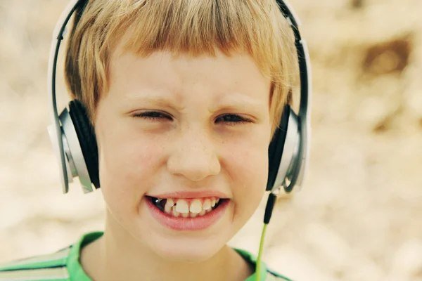 可爱男孩用耳机 — 图库照片