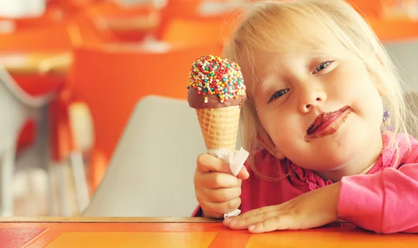 Szczęśliwa dziewczynka jedzenie lodów — Zdjęcie stockowe