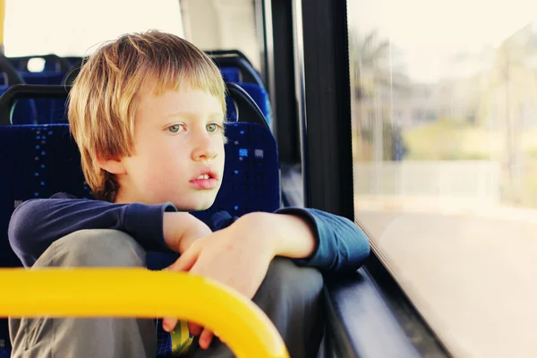 男孩坐在空荡的巴士 — 图库照片
