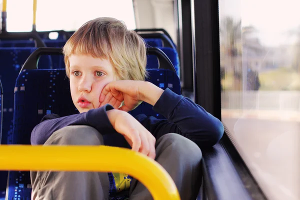男孩坐在空荡的巴士 — 图库照片