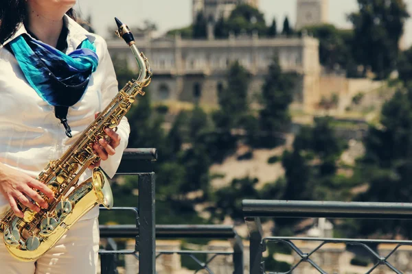 Saxofonista sosteniendo saxofón —  Fotos de Stock