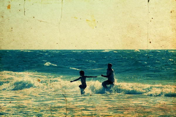 Père et fils jouant au bord de la mer — Photo