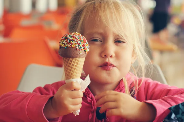 Chica comiendo helado — Foto de Stock