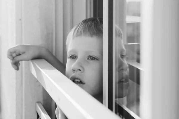 男孩望着窗外 — 图库照片