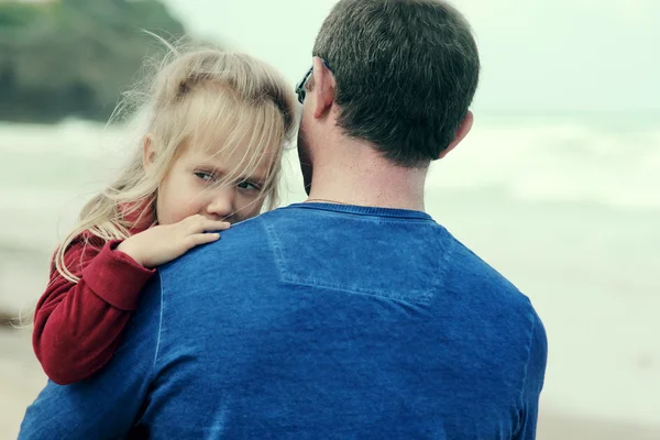 Far och dotter på stranden — Stockfoto