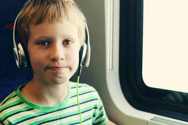 Söt pojke med hörlurar — Stockfoto