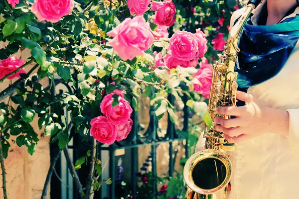 Saxofonista tocando no saxofone — Fotografia de Stock