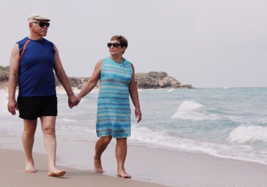 Kumsalda yürüyen çift