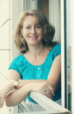 pencerenin duran kadın