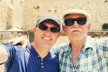 Baba ve yetişkin oğlu