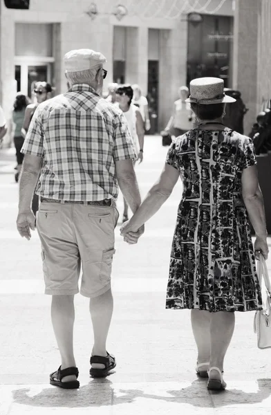 Senior couple walking in town — Stock Photo, Image