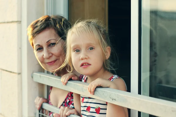 Mormor med lilla barnbarn — Stockfoto