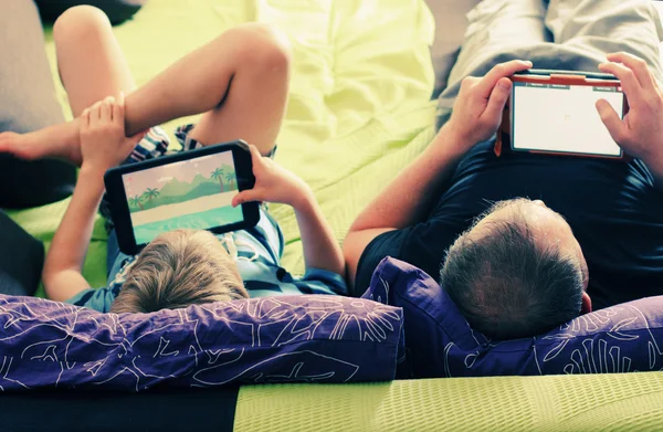 Vater und Sohn mit Tabletten — Stockfoto