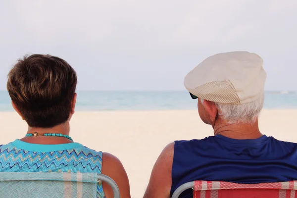 Пожилая пара на пляже — стоковое фото