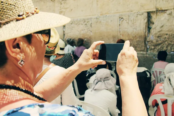 Elderly woman takes picture — Stock Photo, Image