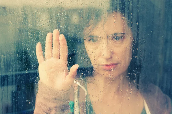 Kobieta przed okno — Zdjęcie stockowe