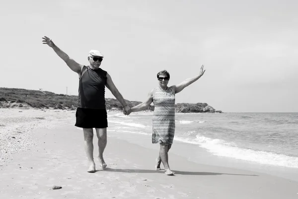 Paar spaziert am Strand — Stockfoto