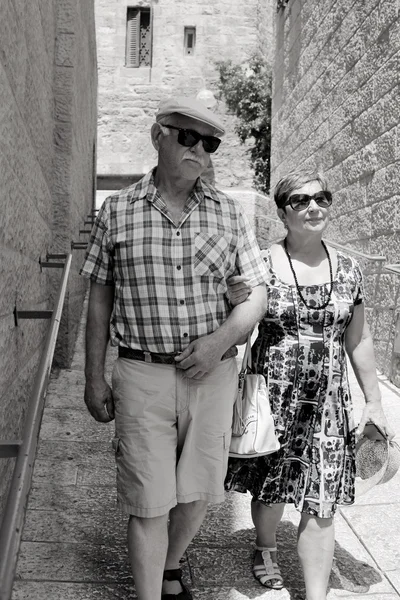 Pareja de ancianos caminando en la ciudad —  Fotos de Stock