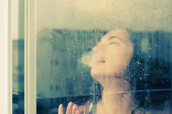 Mujer delante de la ventana — Foto de Stock