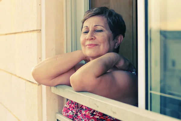 Donna in posa sul balcone — Foto Stock