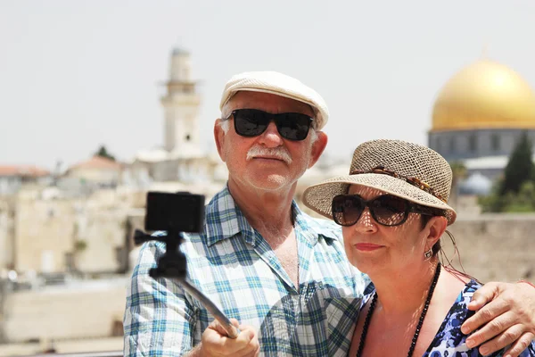 Senior par gör selfie — Stockfoto