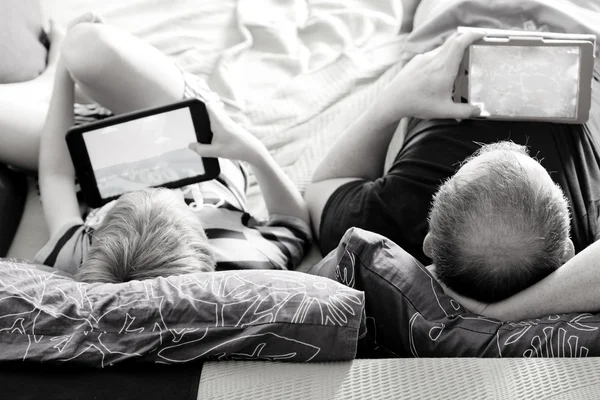 Vater und Sohn mit Tabletten — Stockfoto