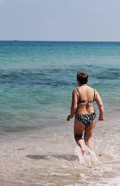 Woman is going to swim — Stock Photo, Image