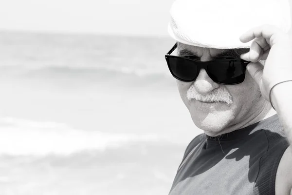 Senior man on beach — Stock Photo, Image