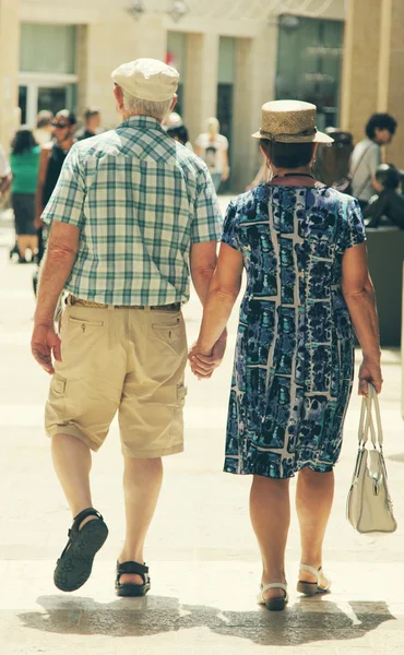 Пожилая пара прогуливаясь по городу — стоковое фото
