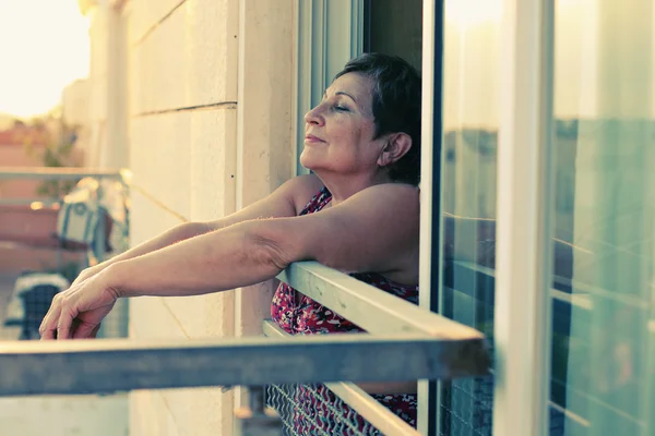 Женщина позирует на балконе — стоковое фото
