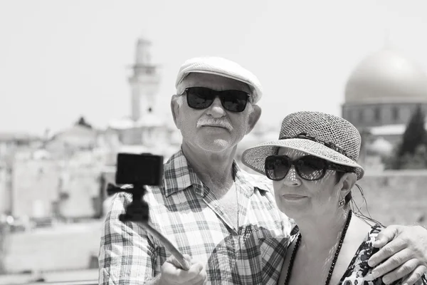 Casal sênior fazendo selfie — Fotografia de Stock