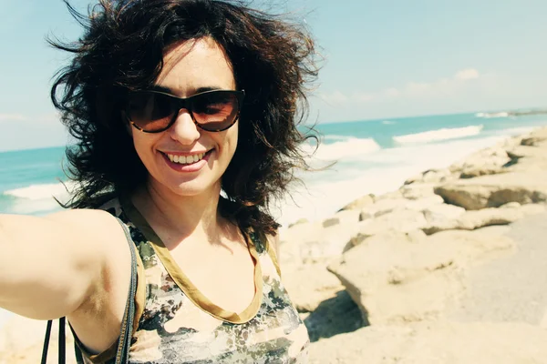 Schöne Frau am Strand — Stockfoto