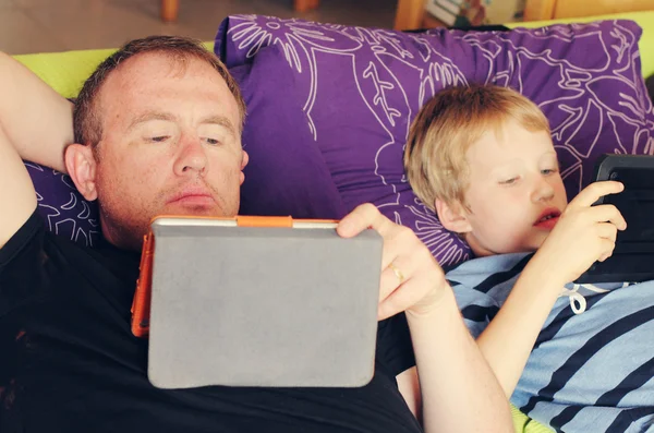 Vater und Sohn mit Tabletten — Stockfoto