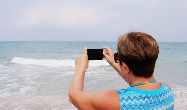 Seniorin macht Foto — Stockfoto