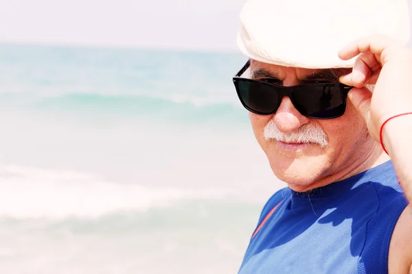 Starszy mężczyzna na plaży — Zdjęcie stockowe
