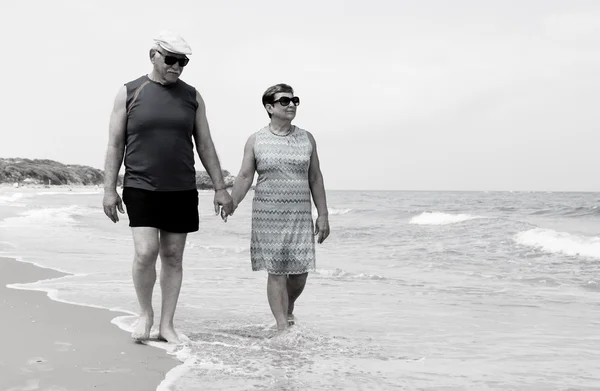 Paar spaziert am Strand — Stockfoto