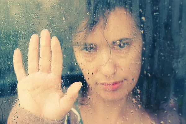 Mujer delante de la ventana — Foto de Stock