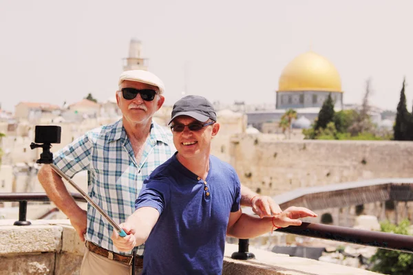 Padre e hijo haciendo selfie — Foto de Stock