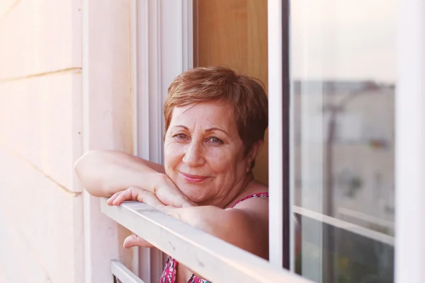 Vrouw die zich voordeed op balkon — Stockfoto