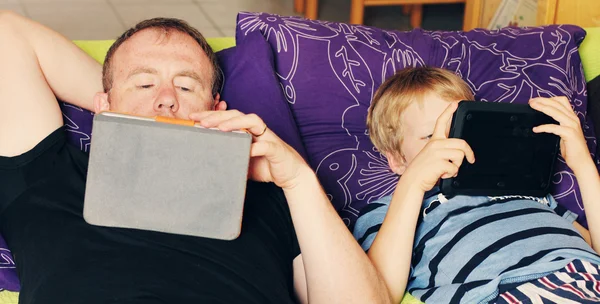 Vader en zoon met behulp van tabletten — Stockfoto