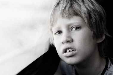 Pencerenin yanında sevimli çocuk