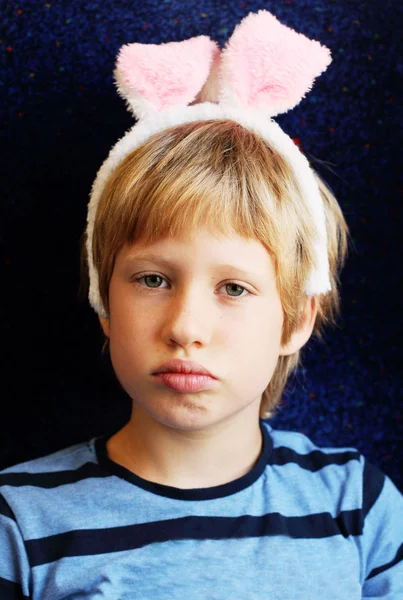 Jongen met bunny oren — Stockfoto