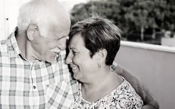 Счастливая пожилая пара целуется — стоковое фото