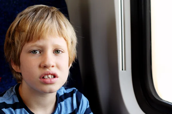 Schattige jongen in de buurt van het venster — Stockfoto