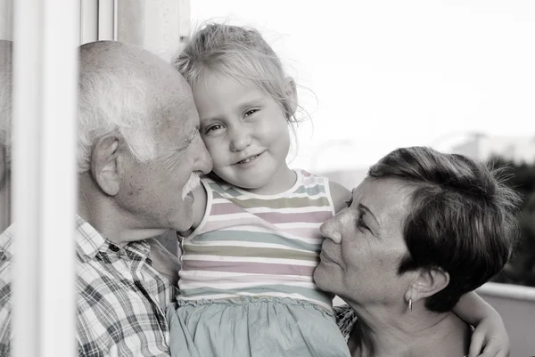 Abuelos sosteniendo nieta — Foto de Stock