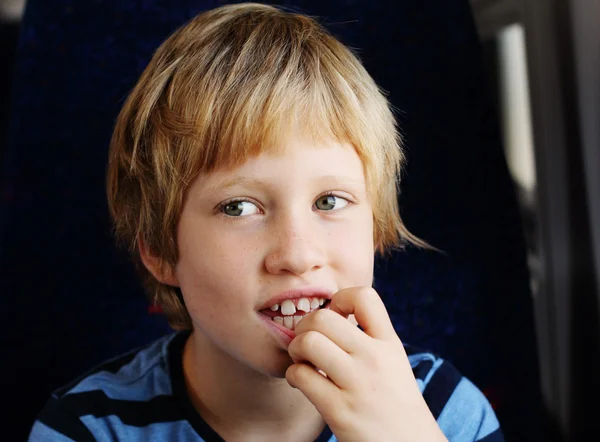 Kleiner blonder Junge — Stockfoto