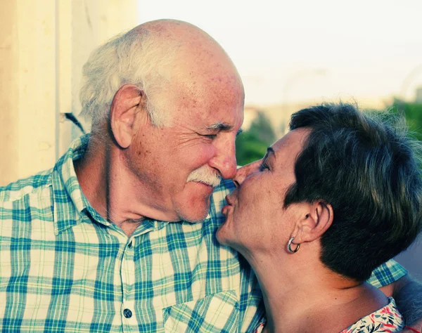 Счастливая пожилая пара целуется — стоковое фото