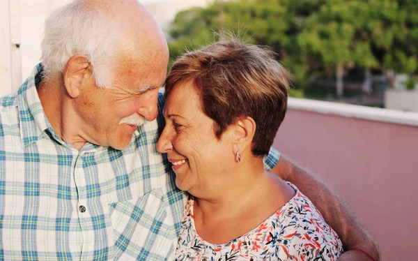 Счастливая пара пожилых обнимает — стоковое фото