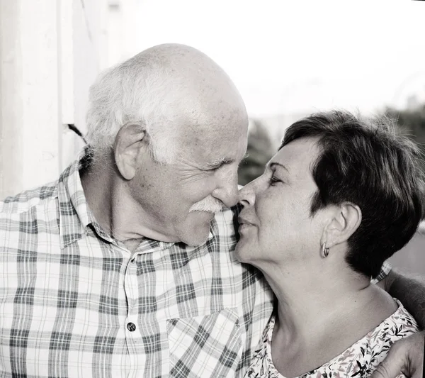 Feliz casal sênior beijos — Fotografia de Stock