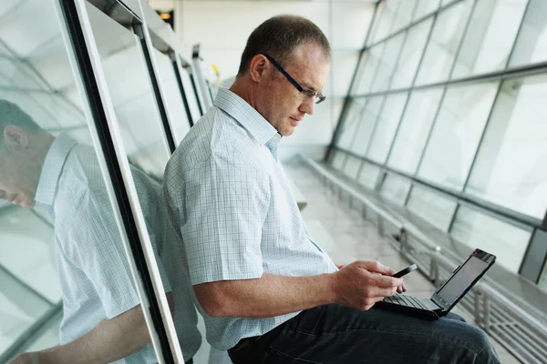 Affärsman med smart telefon — Stockfoto